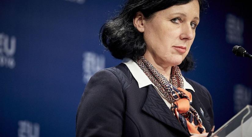 "Orbán már nemcsak a hatalomért küzd, hanem az életéért is, ezért minden lehetséges módszert bevet" - Klubrádió