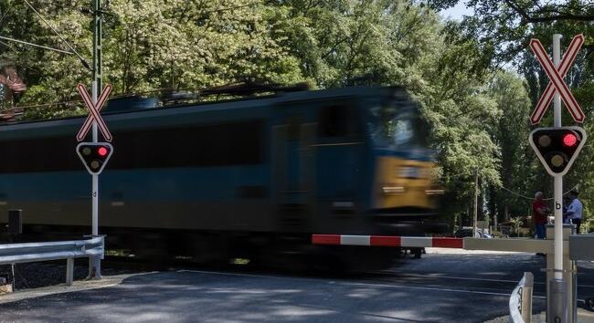 Sebességmérés: Fix-traffipaxokat telepítenek a vasúti átjárókba - Alon