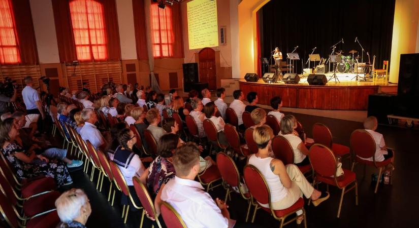 Gálaműsorral ünnepelték a hetven esztendős gimnáziumot – videó - Teol