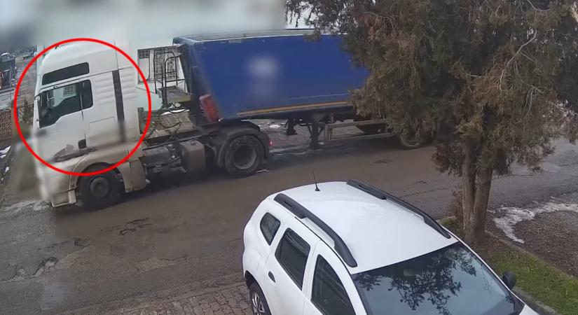 Gondolt egyet a kamion, majd magától útra kelt - Totalcar