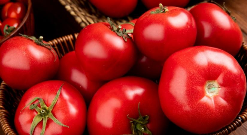 5 tipp, hogy tovább maradjon friss a paradicsom: így nem puhul és penészedik idő előtt! - otthon.hu