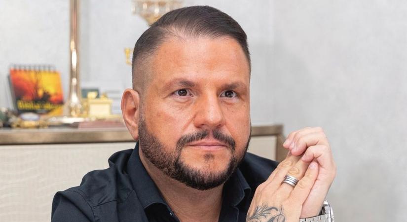 Emilio 12 év után szakított: „Senki nem mutatja meg a valódi arcát" - Ripost