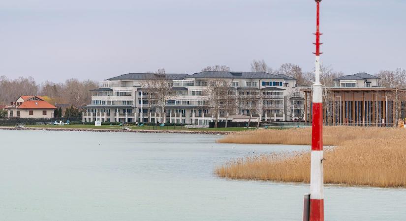 Globális változások a Balatonban, az első melegebb napokon már meg is jelentek az algák és az árvaszúnyogok - Népszava