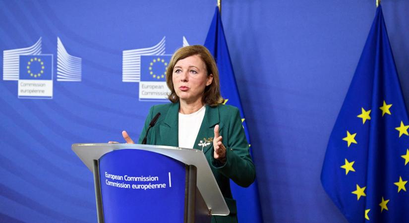 Věra Jourová szerint Orbán Viktor nemcsak a hatalomért, hanem az életéért is küzd - Népszava