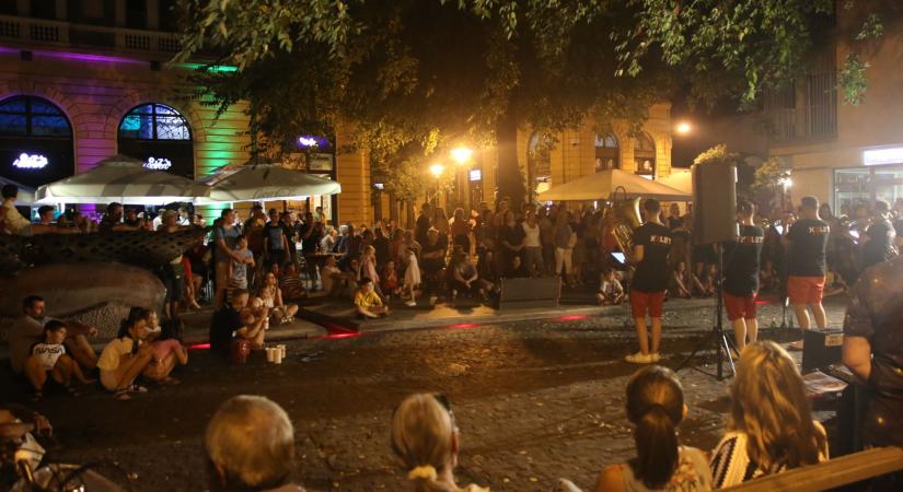 Utcazenészek gondoskodnak a hangulatról Debrecenben - Civishír