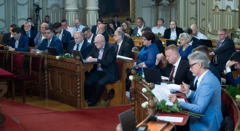 Botka László szerint a tiszteletdíj emelése komoly költségvetési terhet jelent, ami létszámleépítéssel és beruházások elhalasztásával járhat - délmagyar