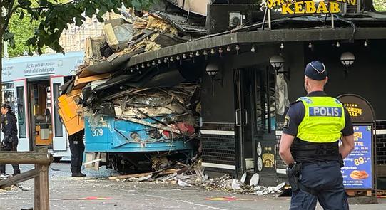 Pizzériába csapódott egy villamos Svédországban, többen megsérültek - Karpat.in.ua