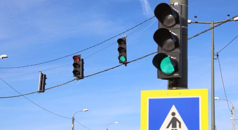 Micsoda eszement játék! Magukat és az autósokat is veszélyezteti két fiatal a hajdú-bihari városban - Haon