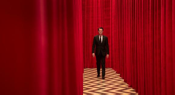 Elfogadnád David Lynch rendezői székét vagy a Twin Peaks legendás piros függönyét az otthonodba? - Könyves Magazin