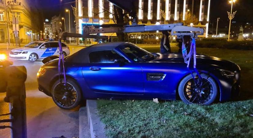 A Belügyminisztérium előtt nem adta ki valakinek egy Mercedes-AMG GT-vel