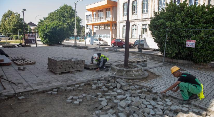 Felújítás a téren, így tudunk közlekedni és az épületet megközelíteni - Zaol