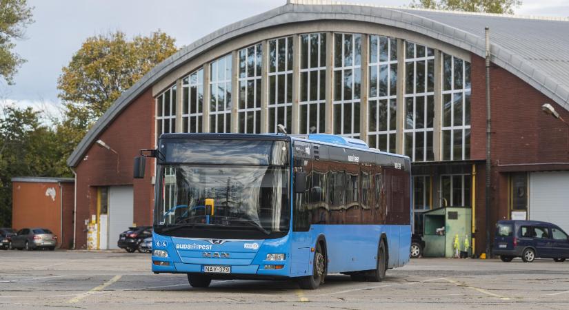 Vizsgálat indult a budapesti buszsofőr ellen, aki több mint tíz megállón át nem hagyta leszállni az utasait - Népszava