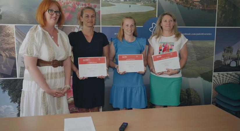 Átvették az utalványokat a pedagógusok - TelePaks