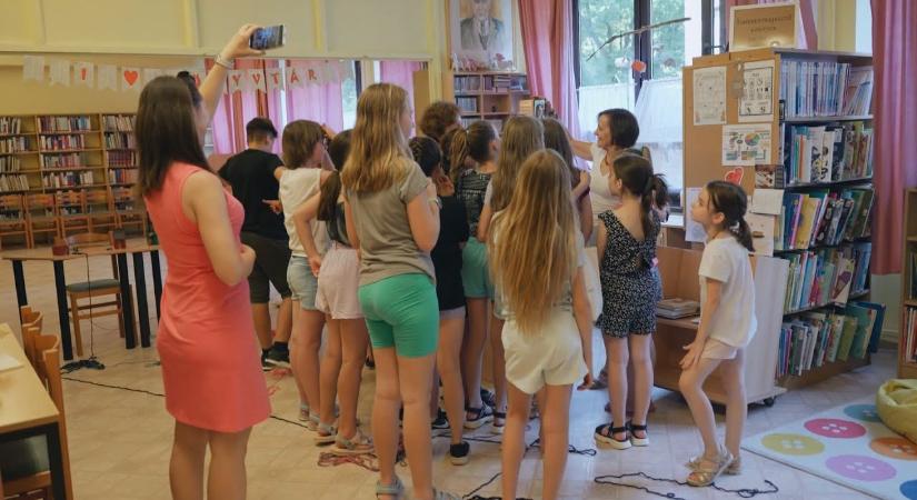 Könyvtárban aludtak a negyedikesek - TelePaks