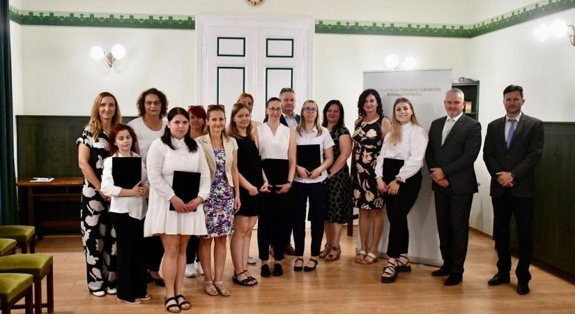 „Ügyintézésből diplomázottakat” köszöntöttek a vármegyeházán - Szoljon