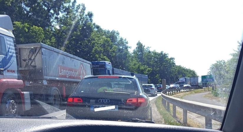 Óriási dugó, több kilométeres sor, aki tud kerülje el ezt a szabolcsi szakaszt! Rendőrség a helyszínen, félpályás útzár! - Szon