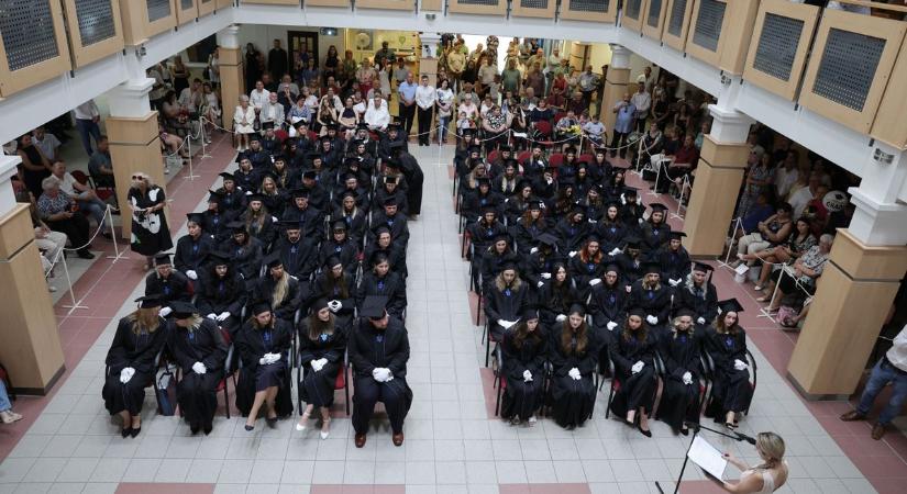 Diplomaosztó: száznegyvenöt hallgató köszönt el az egyetemtől (képgalériával) - Teol