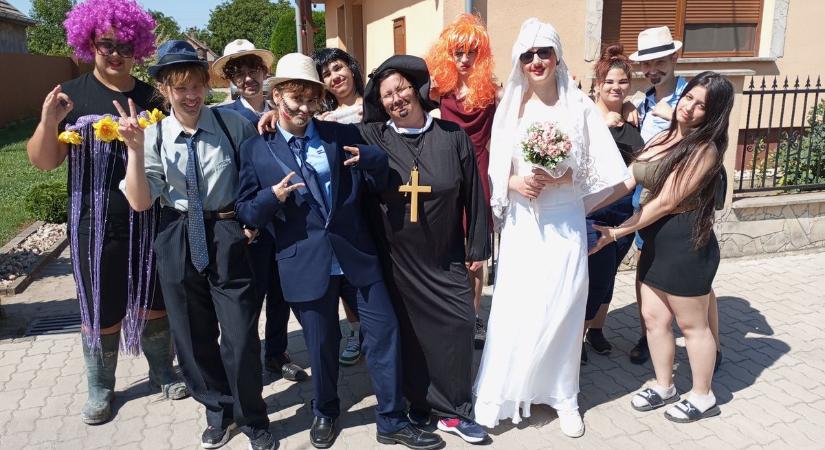 Rémisztően aranyosak voltak: Megjelentek a bolondballagók Töbörzsökön! (Videó) - Feol