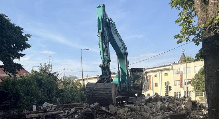 Lezárult egy korszak Egerben, megszabadultak a város szégyenfoltjától - Index