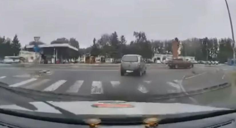 Szűk volt az úttest az ittas sofőrnek - videón a veszélyes manőverezés a dunántúli város utcáin - Zaol