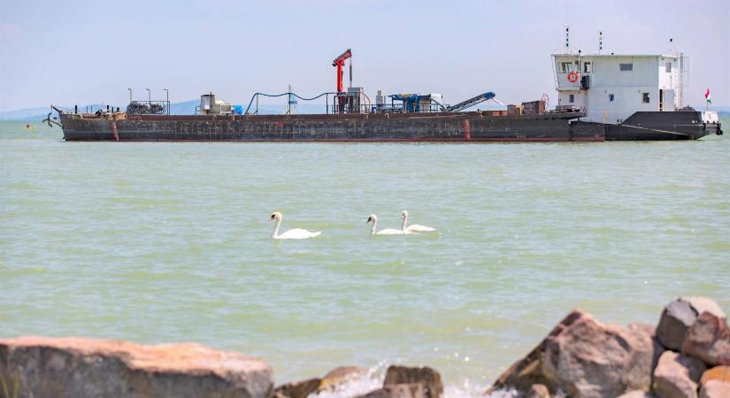Bakteriális szennyeződés miatt fürdési tilalmat rendeltek el a Balaton egyik strandján - Népszava
