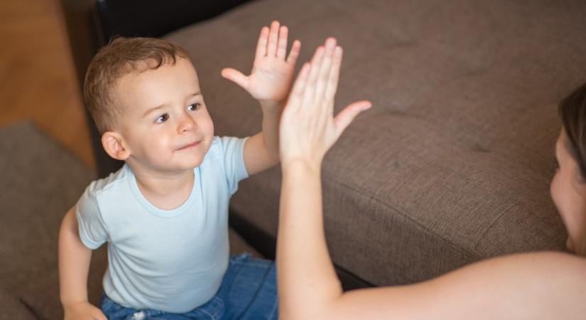 Hüvelykujjam almafa… – 8 játékos mondóka ujjakkal és kezekkel - Babaszoba