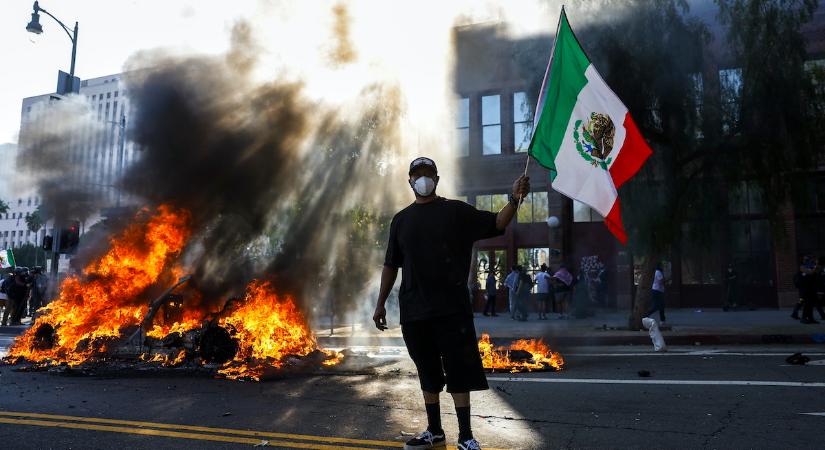 Los Angeles lángokban - Demokrata