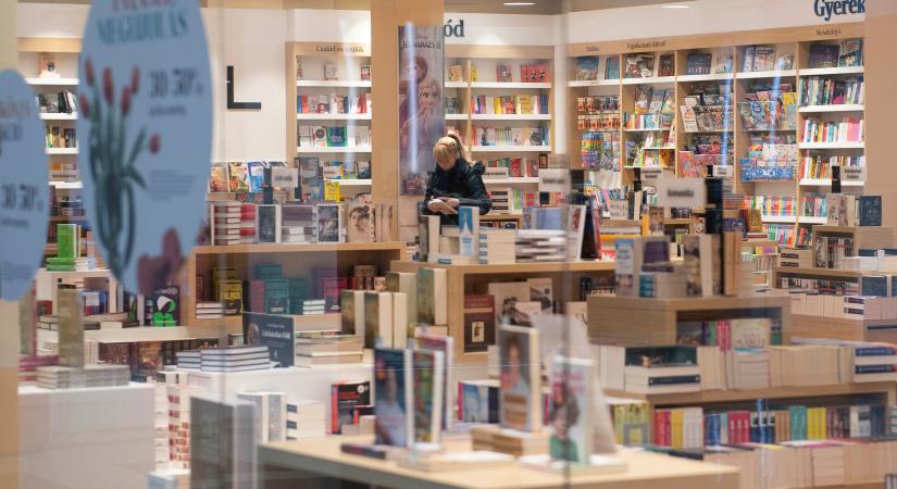 „A szar olyan mély, hogy a legtöbbetek sosem jut el a legaljára, és így sosem jut el az igazsághoz…” – egy társadalomkritikus regény - HVG - Kultúra