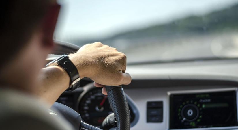 Narancssárga szupersportautó-őrület Kecskeméten, TikTok-sztár videózta le a nem mindennapi járgányt - BAON
