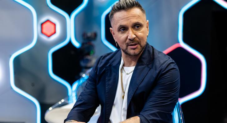 A Tv2 sztárjaival bulizott Majka, fotón mosolyog a csapat - Index