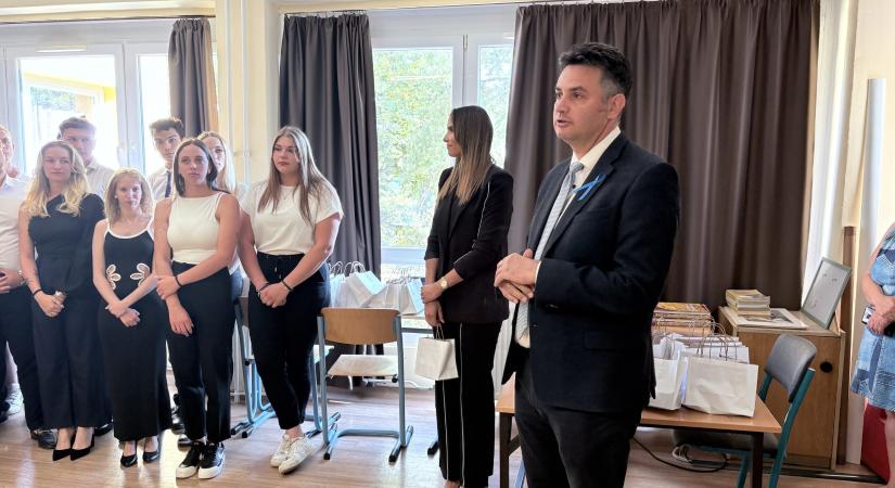 A Gregus újabb osztályában adták át az érettségi bizonyítványokat - Hódpress