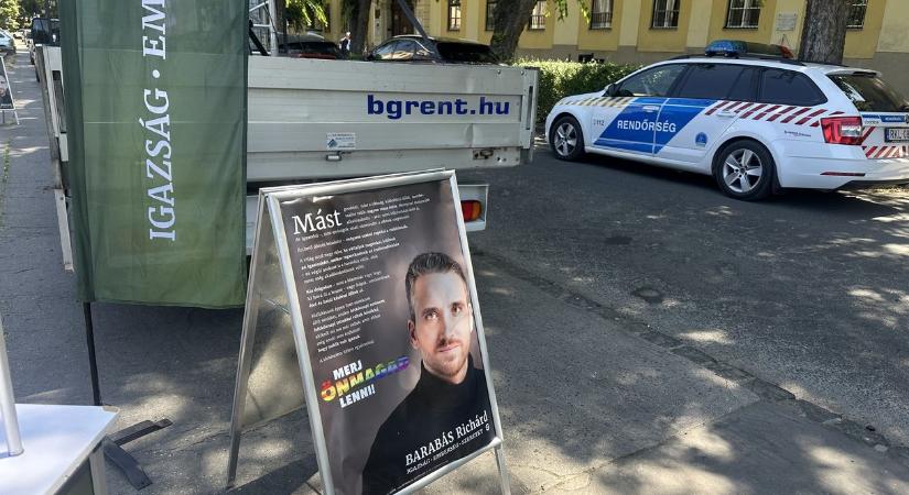 Párbeszéd: A váci rendőrség betiltotta a Merj önmagad lenni! kiállítást - HVG - Itthon