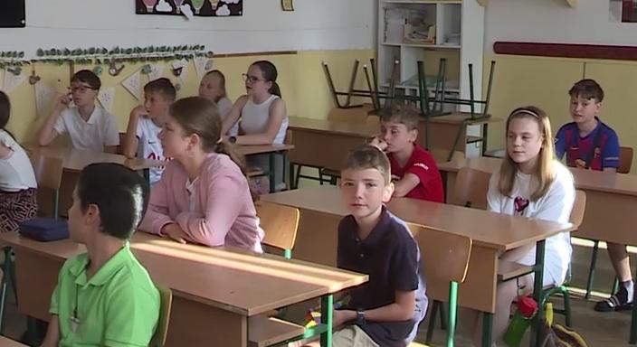 Országszerte elköszöntek az általános- és középiskolások osztálytermeiktől  videó - HírTV