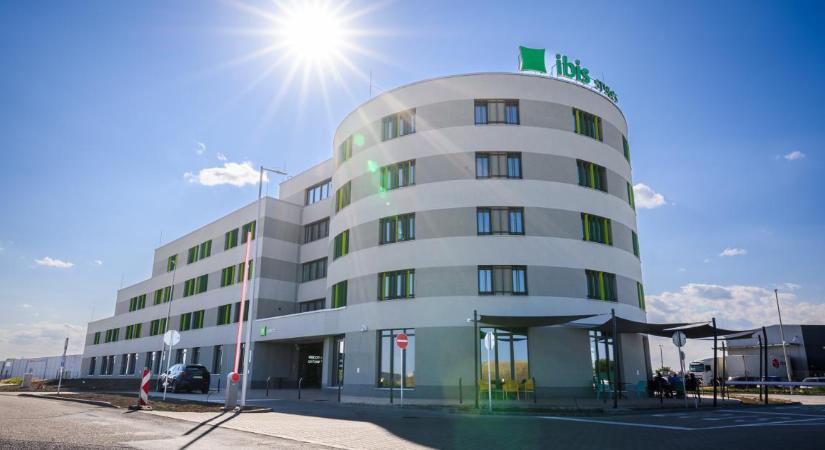 Praktikus és kényelmes: bemutatták a debreceni repülőtér szomszédáságban épített ibis Styles szállodát – fotókkal, videóval - Dehir