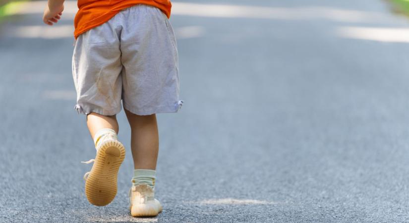 Az utolsó pillanatban látta meg a szolnoki édesanya, mi indult el a hároméves gyermeke felé - Szoljon