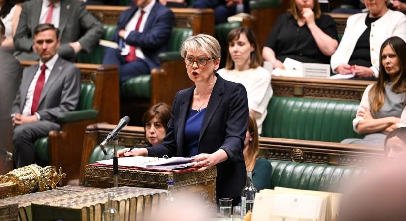 Betiltaná a brit kormány a Palestin Action szervezetet, amiért megrongalták két katonai gépet - HVG - Világ