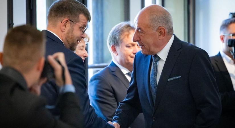 Dr. Sulyok Tamás köztársasági elnökkel fogott kezet Vámos Zoltán főispán - Vaol