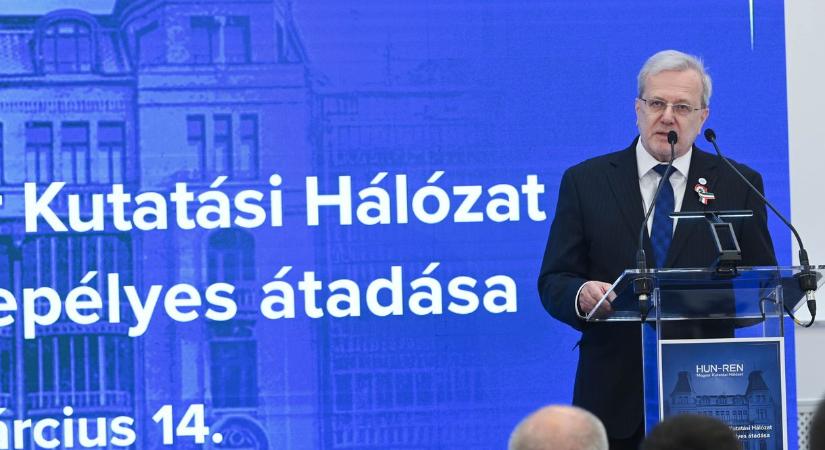 A HUN-REN irányító testülete zöld utat adott ahhoz, hogy egyes kutatóközpontok átkerüljenek az ELTE-hez - HVG - Itthon
