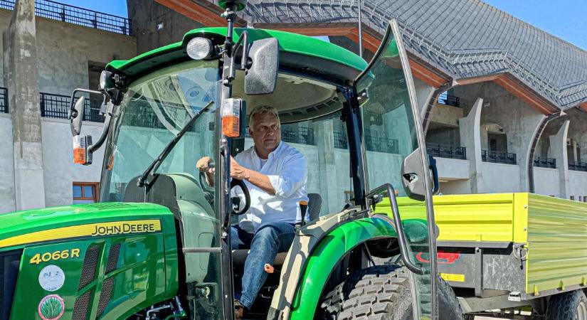 Traktoron ülve hazudozik Orbán, a Pancho Aréna békési gazdája - röviden.hu