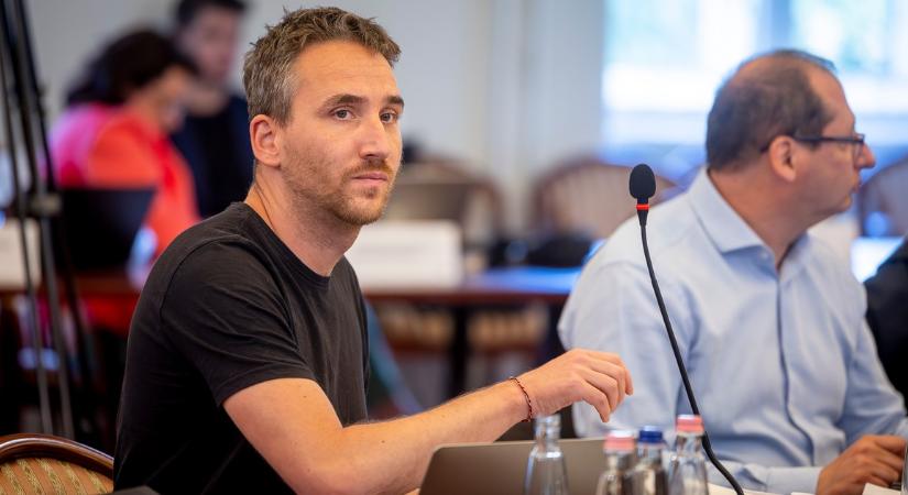 Párbeszéd: elküldték a rendőrök a párt kitelepülését Vácról, mert szivárványos zászló volt a plakáton - Blikk - Kvíz