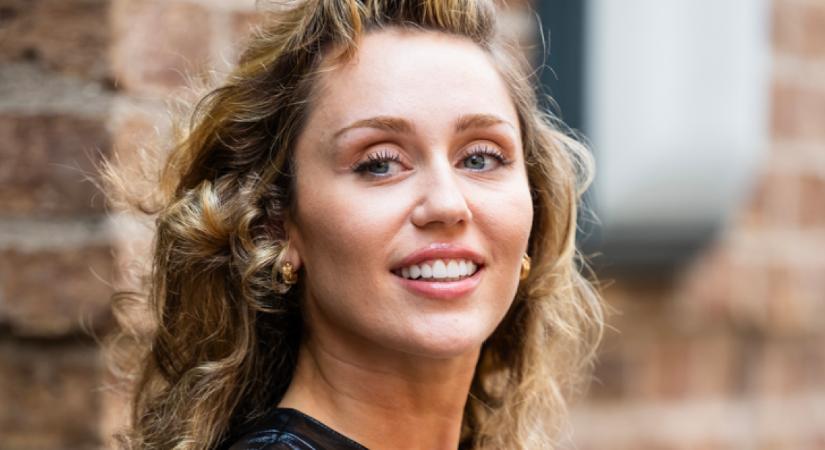Miley Cyrus olyan kivételes ruhát vett fel, hogy arra nincsenek szavak - Femcafe.hu