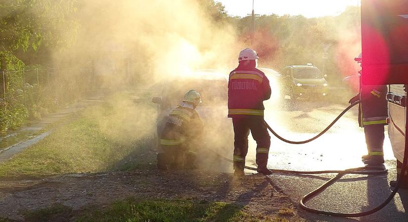 Füstbe borult az utca, hatalmas lángokkal égett egy Toyota Vásárhelyen – Fotókkal - délmagyar