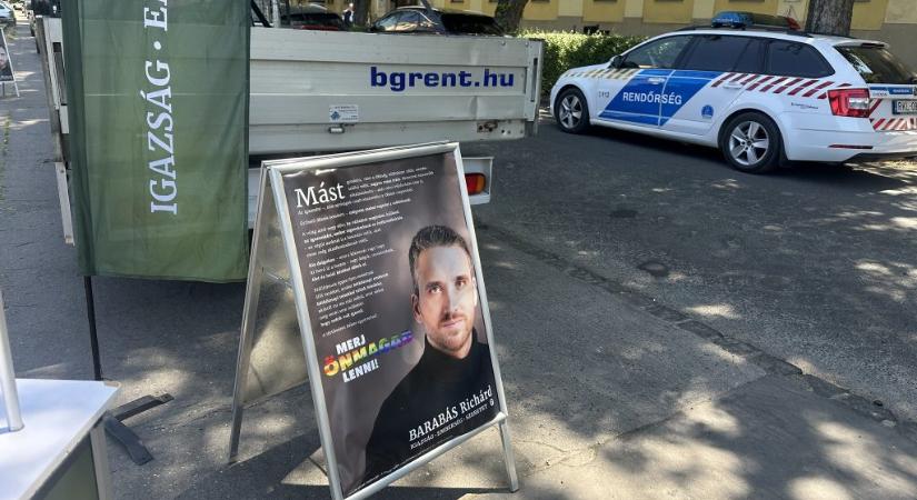 Eltakarították az utcáról a Párbeszéd Merj önmagad lenni! kiállítását Vácon, mert „annyi bejelentés érkezett” ellenük - 24.hu