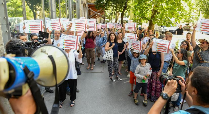 Nem akarták a kutatóközpontok, mégis elcsatolták őket, egy elnök és egy miniszter kámforrá vált - Népszava