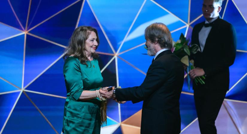 Popzenei- és a filmipar nagyágyúk kaptak életműdíjakat - HírTV