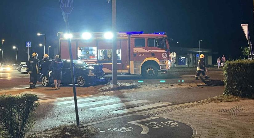 Két autó karambolozott Egerben, tűzoltók és mentők a helyszínen  fotók - Heol