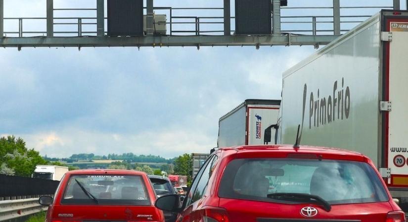 Kigyulladt egy autó az M3-ason, korlátozzák a forgalmat! - Heol
