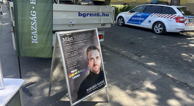 Karhatalmi erővel felszámolták a Párbeszéd váci installációját, mert a rendőrök állítólag túl sok bejelentést kaptak miatta - Népszava