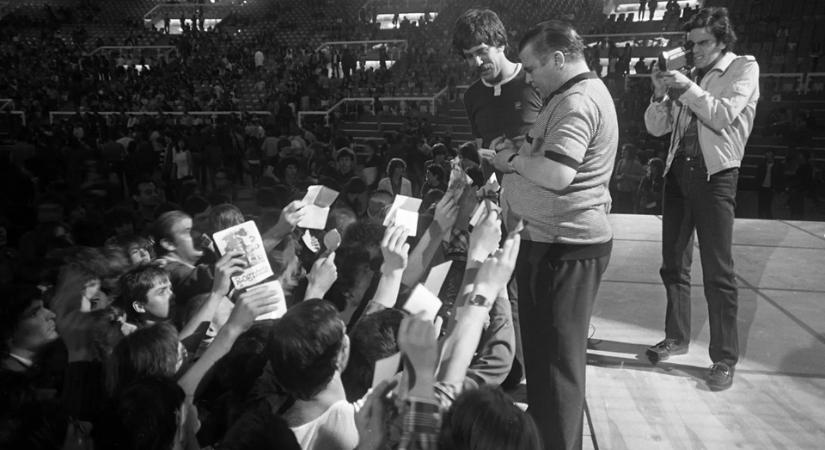 Csodás fotókon az autogramkérők az elmúlt évtizedekben – Mindig voltak híres emberek - Tudás.hu