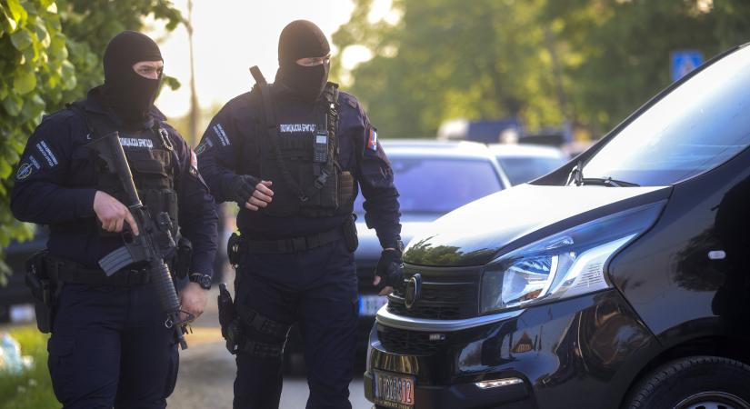 “Kicsinállak titeket” – üvöltötte a kalapácsos részeg a rendőröknek, majd támadásba lendült - atv.hu